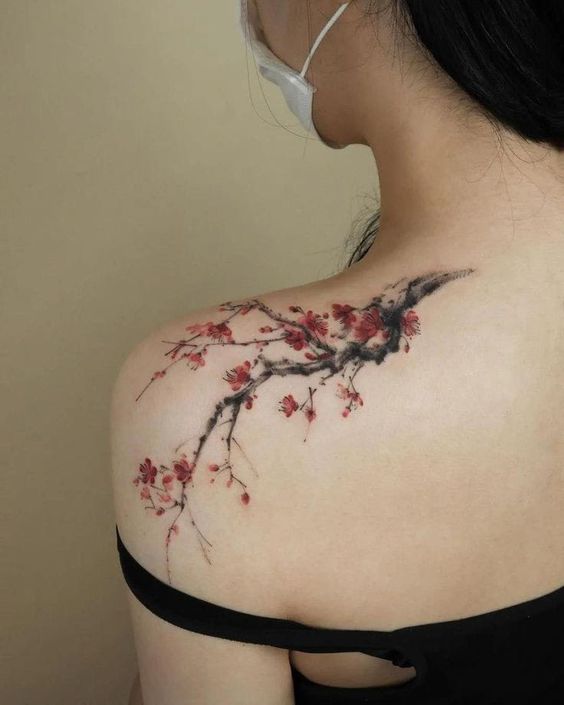 Mẫu hình xăm hoa ở vai sắc nét Hình xăm hoa anh đào trên vai, phong cách màu nước, chi tiết tinh xảo, độ phân giải HD.