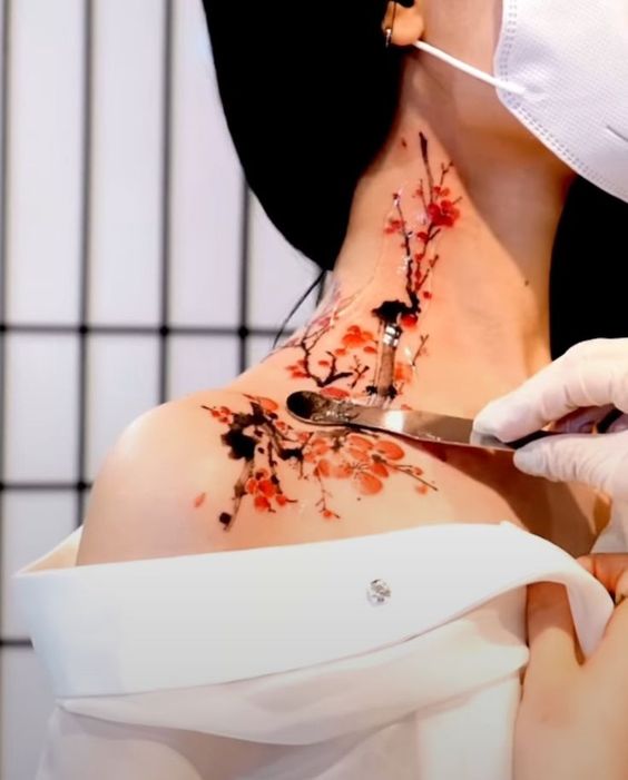 Hình xăm hoa đỏ rực nổi bật trên vai Hình xăm hoa anh đào phong cách màu nước trên vai và cổ, chi tiết, độ phân giải HD.