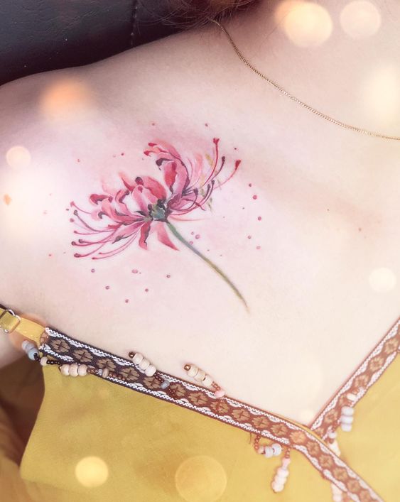 Mẫu hình xăm bông hoa lung linh trên vai Hình xăm hoa phong cách màu nước trên vai, chi tiết tinh tế, độ phân giải HD.