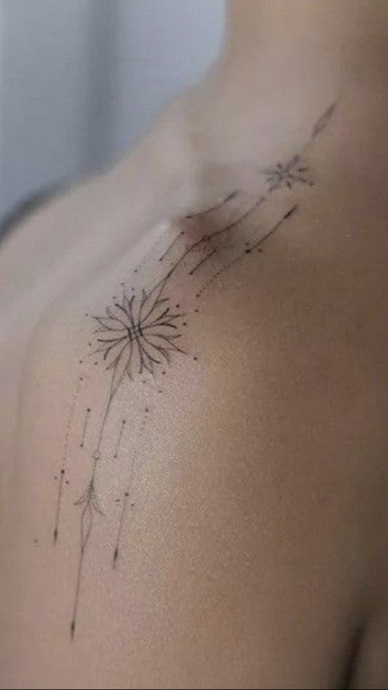 Hình xăm hoa phong cách tối giản trên vai Hình xăm hoa mini phong cách blackwork trên vai, chi tiết tinh tế, ảnh HD.