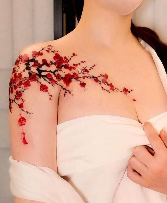 Hình xăm hoa đào mang điềm lành Hình xăm hoa anh đào trên vai, phong cách màu nước, chi tiết tinh tế, độ phân giải HD.