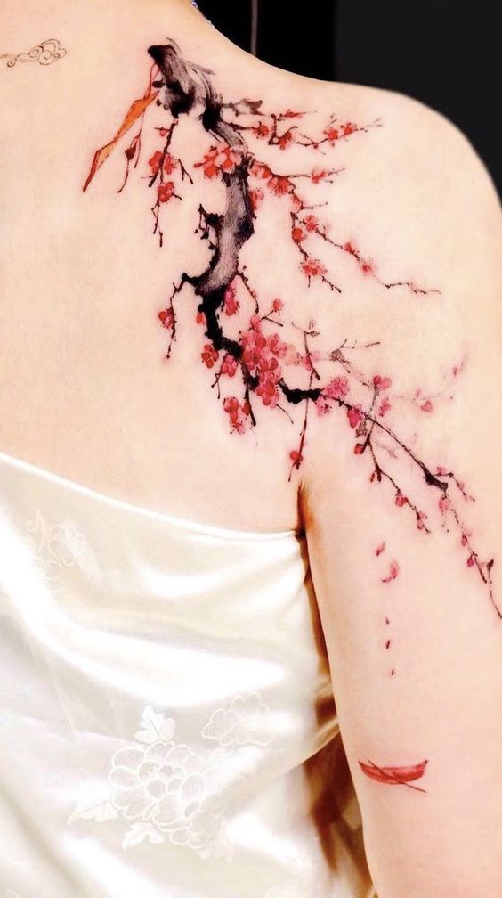 Mẫu xăm cành hoa đào rực rỡ trên vai tuyệt đẹp Hình xăm hoa anh đào trên vai, phong cách màu nước, chi tiết tinh xảo, độ phân giải cao.
