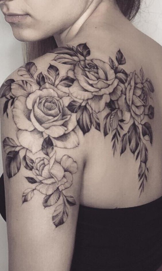 Mẫu xăm hoa hồng đen trắng quyến rũ ở vai Hình xăm hoa hồng blackwork trên vai, phong cách cổ điển, chi tiết cao, ảnh HD.