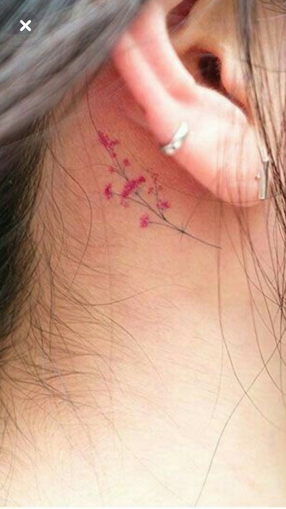 Hình xăm hoa mini sau tai, phong cách màu nước, chi tiết nhẹ nhàng, ảnh HD.