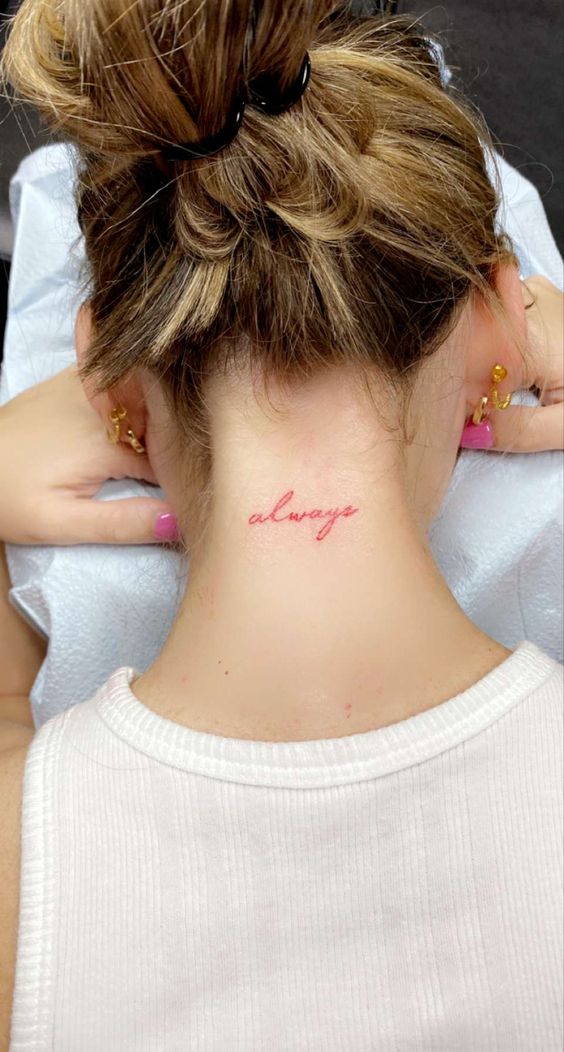 Hình xăm chữ "always" trên gáy, phong cách tối giản, màu đỏ, ảnh độ phân giải cao.