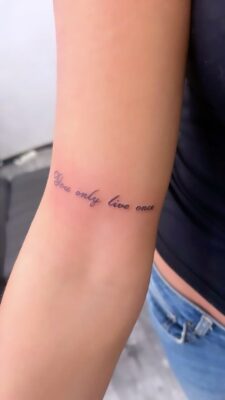 hình xăm chữ you only live once thật xinh Hình xăm chữ trên tay, phong cách chữ viết tay, độ chi tiết cao, ảnh HD.