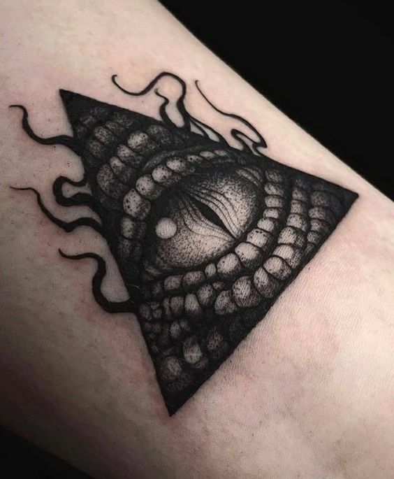 Hình xăm mắt quái vật, tay, phong cách blackwork, chi tiết, độ phân giải HD.