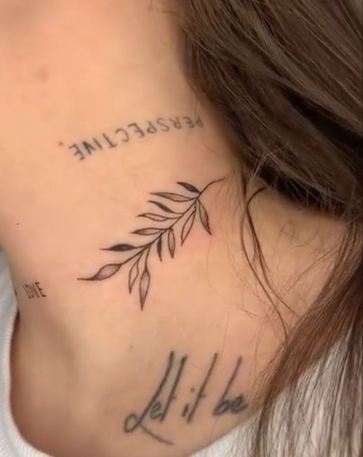 Hình xăm nhánh lá trên cổ, phong cách blackwork tinh tế, độ phân giải HD.