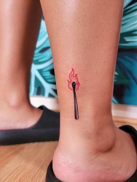 Hình xăm diêm cháy mini trên cổ chân, phong cách tối giản, độ phân giải HD.