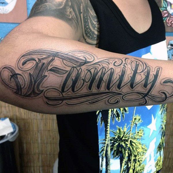 Hình xăm chữ "Family" phong cách cổ điển trên cánh tay, chi tiết, độ phân giải HD.
