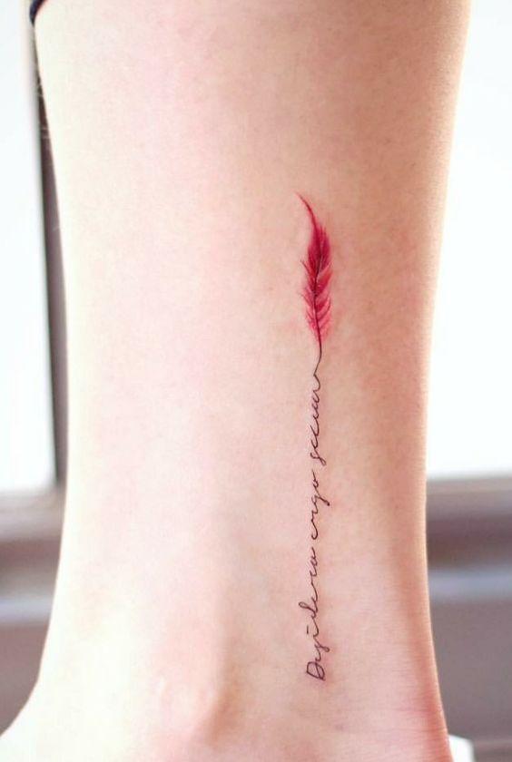 Hình xăm lông vũ mini trên mắt cá chân, phong cách màu nước, chi tiết rõ nét, độ phân giải HD.