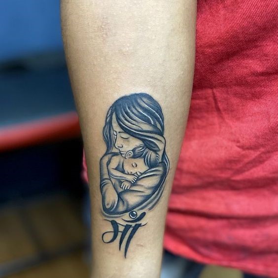mẫu hình xăm mẹ bế con trên tay cực tinh tế Hình xăm mẹ bồng con trên cánh tay, phong cách blackwork, chi tiết, ảnh chất lượng HD.