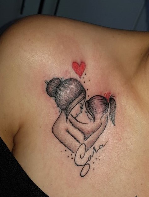 mẫu xăm mẹ bế con gái với tên khắc tinh tế Hình xăm mẹ và con, phong cách blackwork, có trái tim đỏ ở vai, chi tiết rõ nét, ảnh HD.