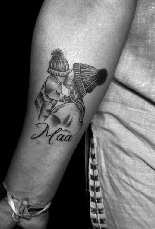 mẫu hình xăm mẹ bồng con kết hợp chữ theo yêu cầu Hình xăm mẹ con trên cánh tay, phong cách blackwork, chi tiết rõ nét, độ phân giải HD.