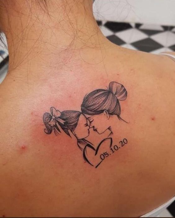hình xăm mini mẹ con tình cảm với ngày sinh của con Hình xăm mẹ con trên lưng, phong cách blackwork, chi tiết tinh tế, độ phân giải HD.