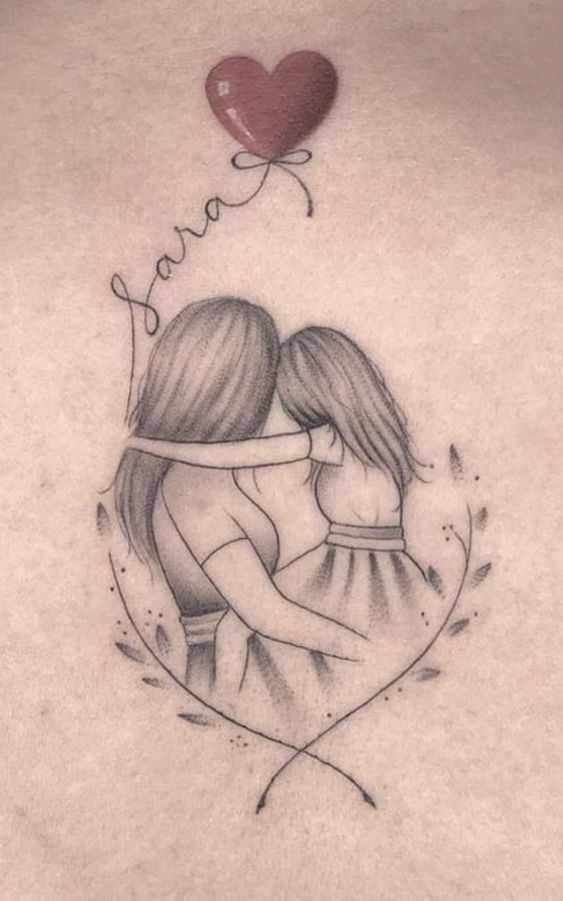 mẫu hình xăm mini mẹ và con gái đầy yêu thương Hình xăm hai người ôm nhau, phong cách blackwork, vị trí lưng, chi tiết tinh tế, ảnh HD.