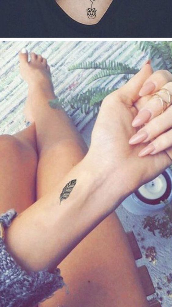 Hình xăm mini lông vũ trên cổ tay và hoa ở cổ, phong cách blackwork, ảnh HD.
