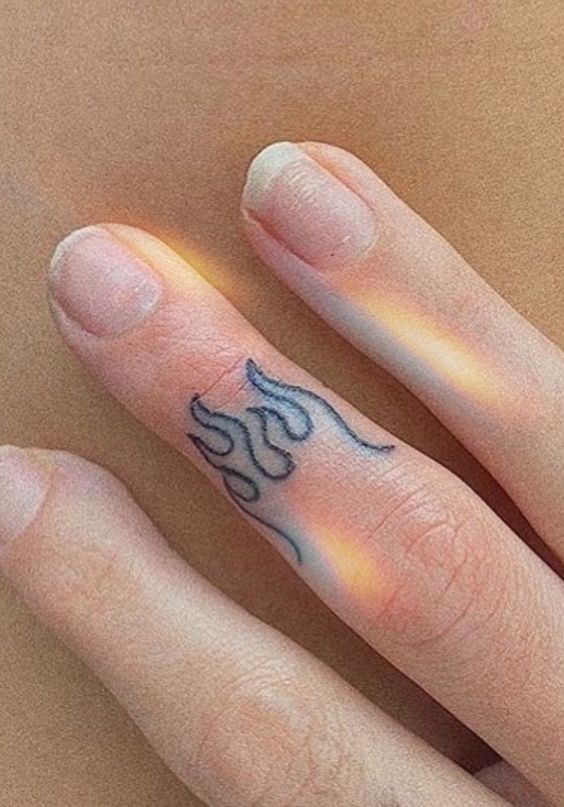 Hình xăm ngọn lửa trên ngón tay, phong cách blackwork, chi tiết, độ phân giải HD.