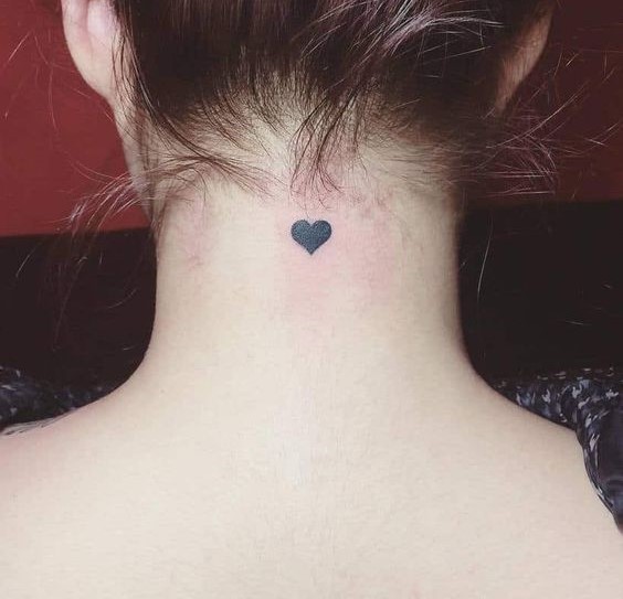 Hình xăm trái tim mini ở gáy, phong cách blackwork đơn giản, ảnh HD rõ nét.