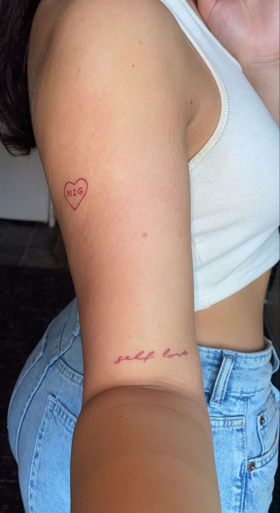 mẫu hình xăm trái tim mini kèm khắc chữ sáng tạo Hình xăm chữ "self love" và trái tim mini trên cánh tay, phong cách tối giản, độ phân giải HD.