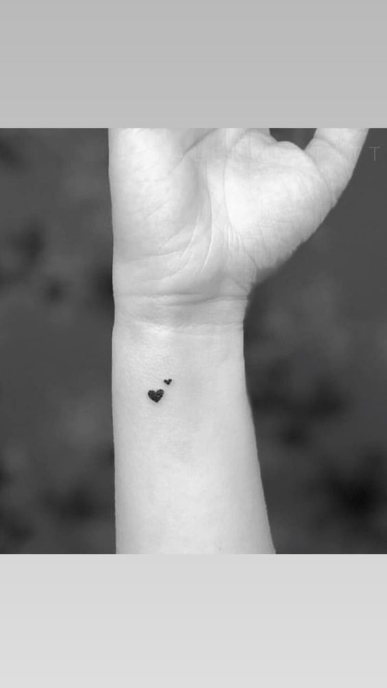mẫu xăm trái tim đáng yêu cỡ nhỏ Hình xăm mini trái tim trên cổ tay, phong cách blackwork, ảnh đen trắng, độ phân giải HD.