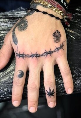 Hình xăm mini trên tay, phong cách blackwork, chi tiết sắc nét, độ phân giải HD.