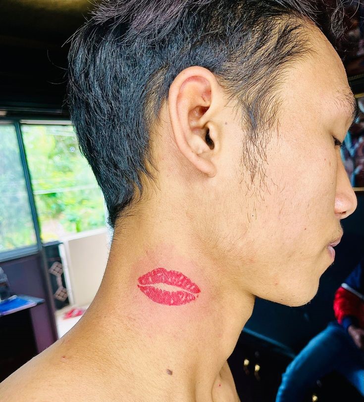 mẫu nụ hôn xăm trên cổ của khách Hình xăm môi đỏ trên cổ, phong cách tối giản, chi tiết rõ nét, ảnh HD.
