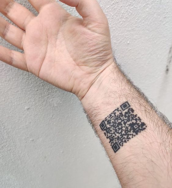 Hình xăm mã QR trên cổ tay, phong cách blackwork, chi tiết rõ nét, ảnh HD.