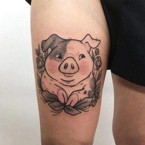 hình xăm con heo cute Hình xăm con heo dễ thương trên đùi, phong cách blackwork, chi tiết rõ nét, độ phân giải HD.