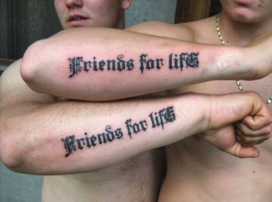 Hình xăm chữ "Friends for life" trên cánh tay, phong cách cổ điển, độ chi tiết cao, ảnh độ phân giải HD.