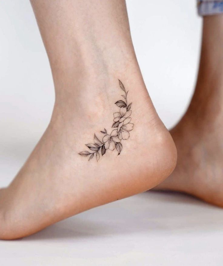 Hình xăm hoa mini trên mắt cá chân, phong cách blackwork tinh tế, ảnh HD chi tiết.