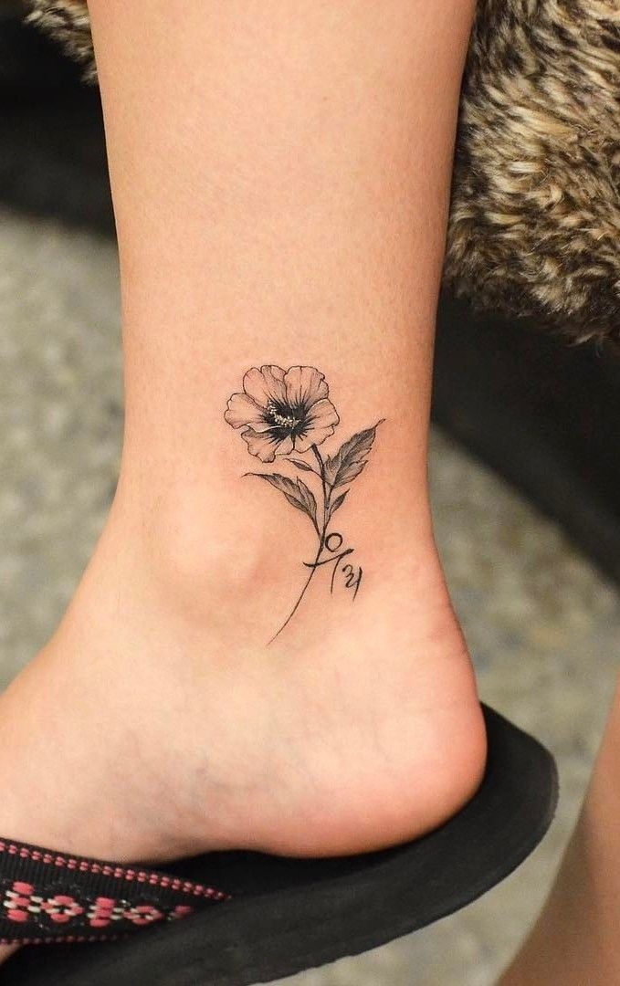 Hình xăm hoa mini ở mắt cá chân, phong cách blackwork tinh tế, ảnh HD 1080x1920.