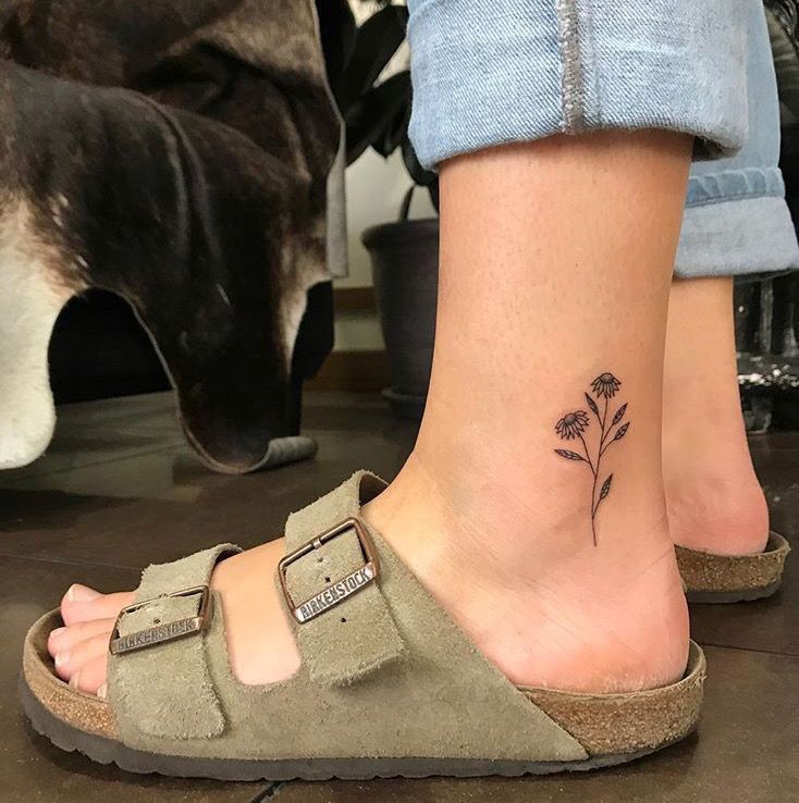 tattoo cành hoa nhỏ duyên dáng ở mắt cá chân