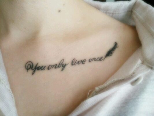 mẫu tattoo câu châm ngôn sống cho chị khách Hình xăm chữ phong cách blackwork trên ngực, dòng chữ "You only live once" với độ phân giải HD.