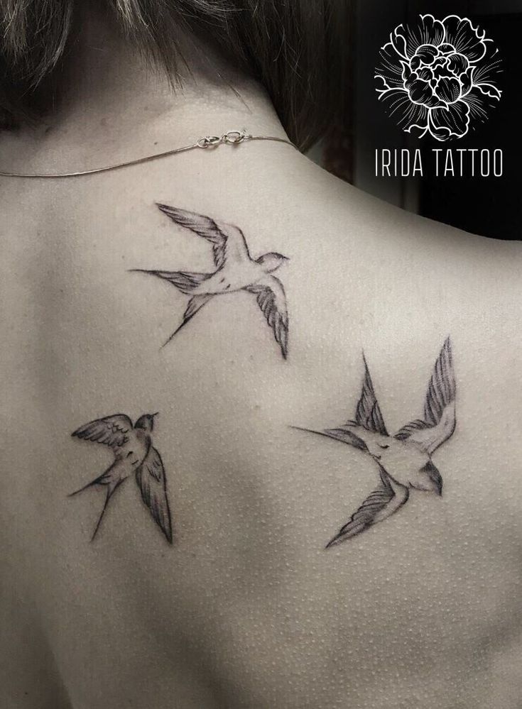 Hình xăm chim én trên vai, phong cách blackwork, chi tiết tinh tế, độ phân giải HD.