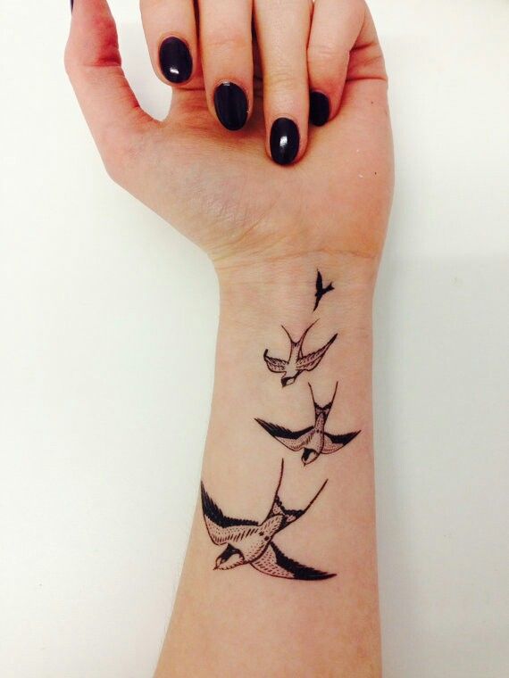 Hình xăm chim én trên cổ tay, phong cách blackwork, chi tiết rõ nét, ảnh độ phân giải HD.