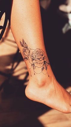Hình xăm hoa hồng trên cổ chân, phong cách blackwork, độ chi tiết cao, ảnh HD.