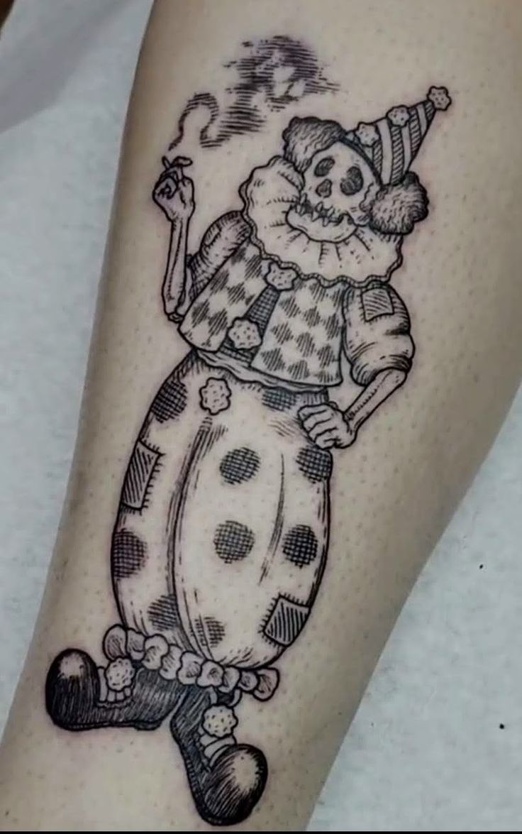 Hình xăm chú hề phong cách blackwork trên tay, chi tiết, độ phân giải HD.