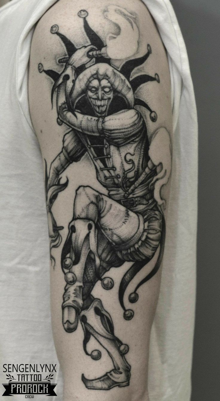 Hình xăm chú hề phong cách blackwork trên cánh tay, chi tiết sắc nét, ảnh độ phân giải cao.