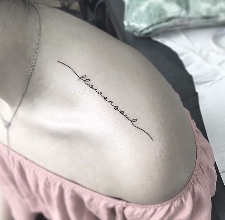 mẫu tattoo chữ ký trên vai Hình xăm chữ phong cách tối giản trên vai, ảnh HD, chi tiết rõ nét.