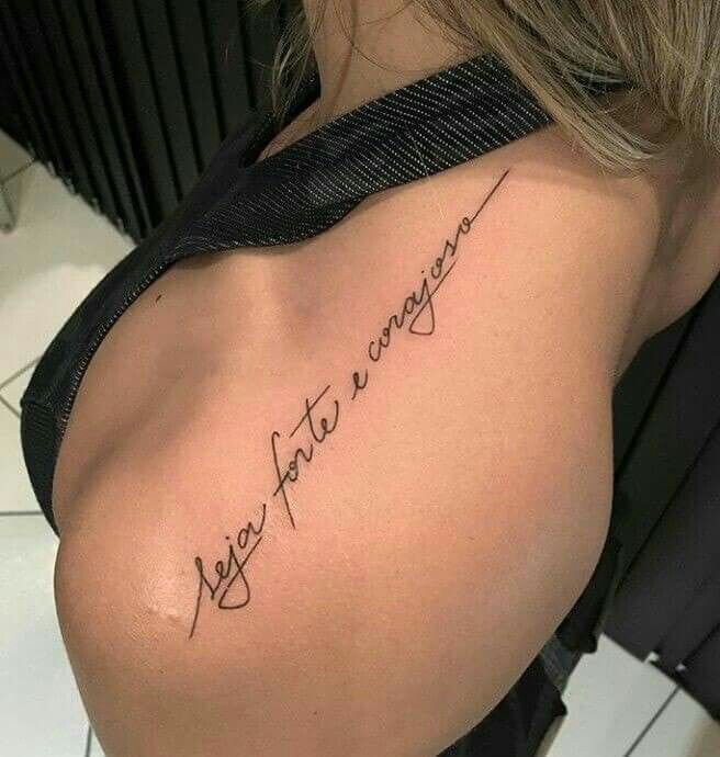 mẫu tattoo chữ nghệ thuật trên vai dành cho nữ Hình xăm chữ cổ điển trên vai, phong cách tối giản, độ phân giải HD.