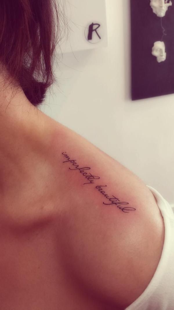 mẫu tattoo chữ trên vai cho chị em phụ nữ Hình xăm chữ trên vai, phong cách tinh tế, độ phân giải HD.