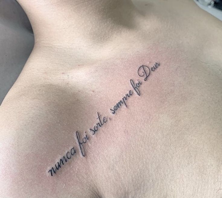 mẫu tattoo chữ trên vai đầy ý nghĩa và đẹp tuyệt Hình xăm chữ nghệ thuật trên ngực, phong cách blackwork, độ chi tiết cao, ảnh HD.