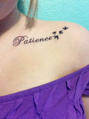 Hình xăm chữ "Patience" và chim nhỏ trên vai, phong cách blackwork, ảnh chất lượng HD.