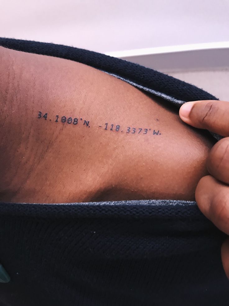 mẫu tattoo số có ý nghĩa ở vai Hình xăm tọa độ đơn giản trên hông, phong cách chữ nét đen, chất lượng HD.