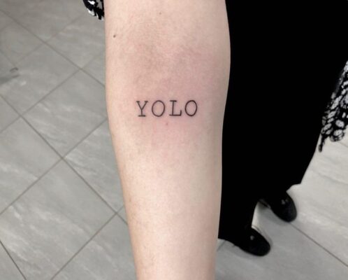 mẫu tattoo chữ YOLO cực ý nghĩa Hình xăm chữ "YOLO" trên cánh tay, phong cách tối giản, ảnh HD rõ nét.