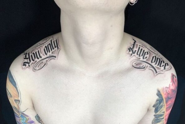 thiết kế tattoo chữ you only live once cho nam Hình xăm chữ trên vai phong cách cổ điển, kết hợp hình xăm màu ở tay, độ phân giải HD.