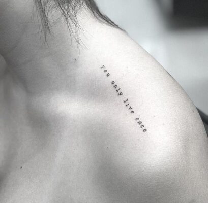 mẫu tattoo chữ you only live once kích thước nhỏ Hình xăm chữ trên vai, phong cách tối giản, ảnh đen trắng, độ phân giải HD.