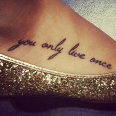 mẫu tattoo chữ you only live once trước vai Hình xăm chữ trên mu bàn chân, phong cách chữ viết tay, ảnh HD chi tiết.