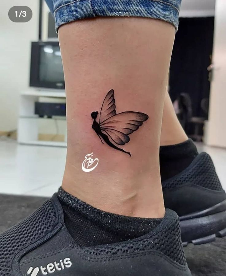 Hình xăm nàng tiên đen trên mắt cá chân, phong cách blackwork, chi tiết, độ phân giải HD.